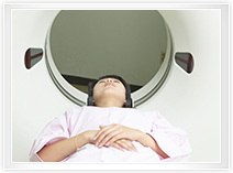 MRI촬영중인 환자 사진